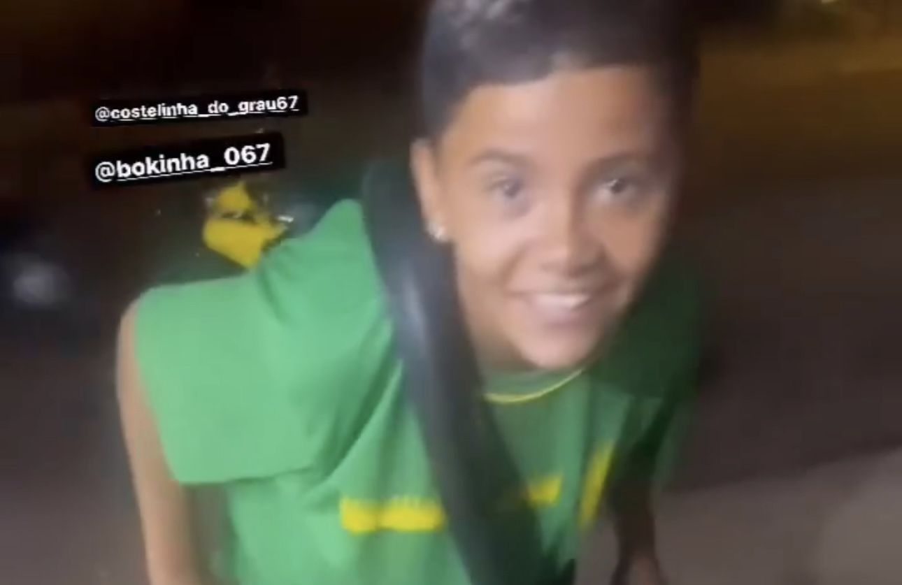 De bicicleta, amigos se reúnem para prestar homenagem a menino m*rto por engano; veja vídeo 