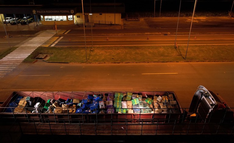 Mais de 26 toneladas de maconha, armas e munições são presas em Iguatemi