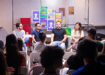 Papy bate-papo com grupo de jovens sobre a importância do primeiro voto