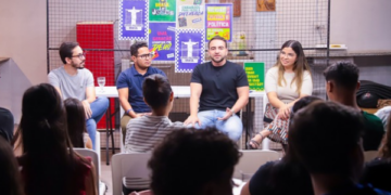 Papy bate-papo com grupo de jovens sobre a importância do primeiro voto