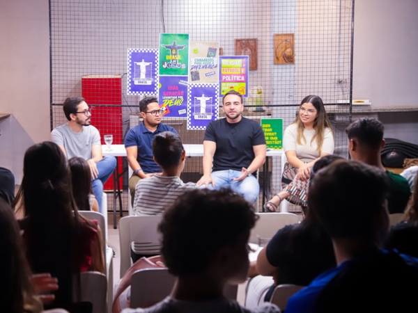 Papy bate-papo com grupo de jovens sobre a importância do primeiro voto