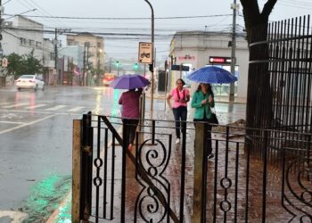 Chuva e frio chegam com força e previsão indica virada do tempo