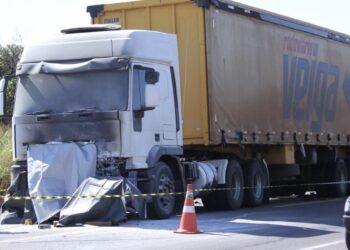 Vídeo: pneu de moto estoura e motociclista m*rre ao bater de frente com carreta na BR-163; imagens fortes