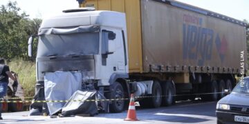 Vídeo: pneu de moto estoura e motociclista m*rre ao bater de frente com carreta na BR-163; imagens fortes