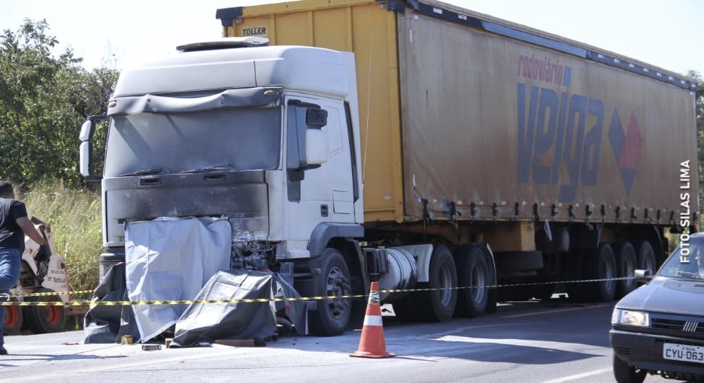 Vídeo: pneu de moto estoura e motociclista m*rre ao bater de frente com carreta na BR-163; imagens fortes