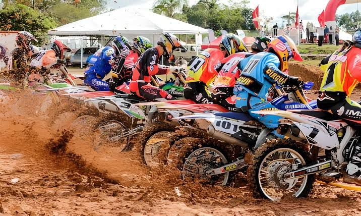 Treta por causa de emenda “inexistente” em evento de motocross tem turma do “deixa disso” e tomate cru entre pré candidato a prefeito e ex-secretário