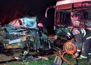 Ônibus universitário e carro se chocam e um morre em Dourados