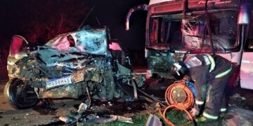 Ônibus universitário e carro se chocam e um morre em Dourados