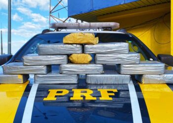 Em botijão de gás transportado dentro de uma mala, PRF localiza 12 kg de cocaína