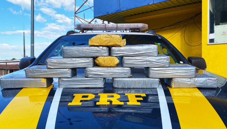 Em botijão de gás transportado dentro de uma mala, PRF localiza 12 kg de cocaína