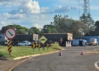 Acidente entre van e caminhão deixam duas pessoas feridas na BR-163