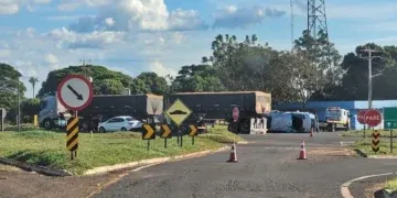Acidente entre van e caminhão deixam duas pessoas feridas na BR-163