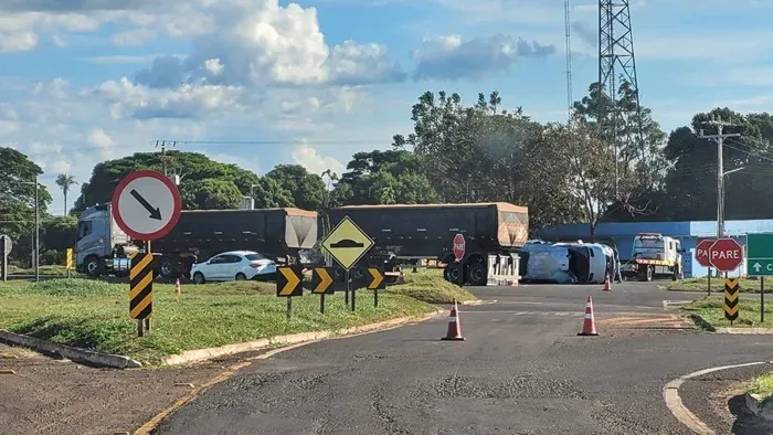 Acidente entre van e caminhão deixam duas pessoas feridas na BR-163