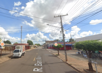 Homem tenta defender o irmão de briga em bar e leva facada no tórax
