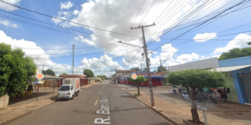 Homem tenta defender o irmão de briga em bar e leva facada no tórax