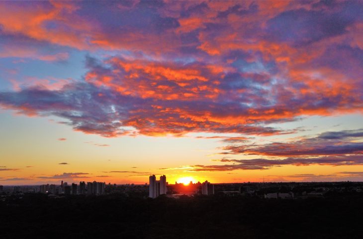 Segunda-feira inicia com tempo firme e temperaturas amenas no Estado