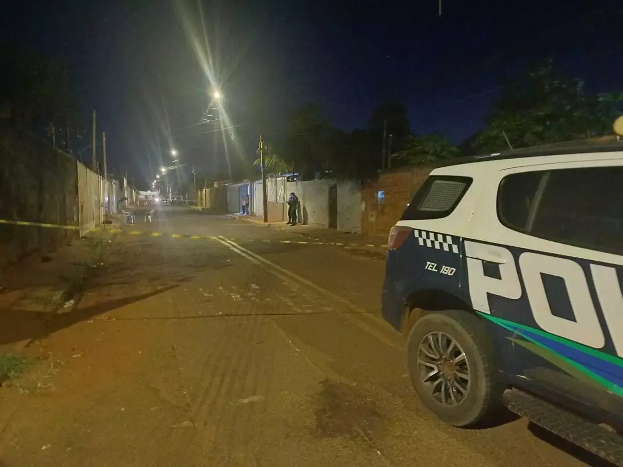 Menino de 13 anos m*rre baleado e adolescente de 16 fica ferida no Jardim das Hortênsias 
