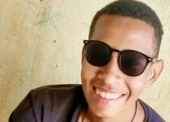 Vídeo: adolescente m*rre após ser atropelado por caminhonete; imagens são fortes 