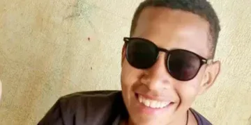 Vídeo: adolescente m*rre após ser atropelado por caminhonete; imagens são fortes 