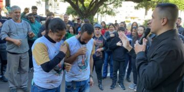 Caminhada de fé de casal, rendeu até pedido de casamento em tapete de Corpus Christi