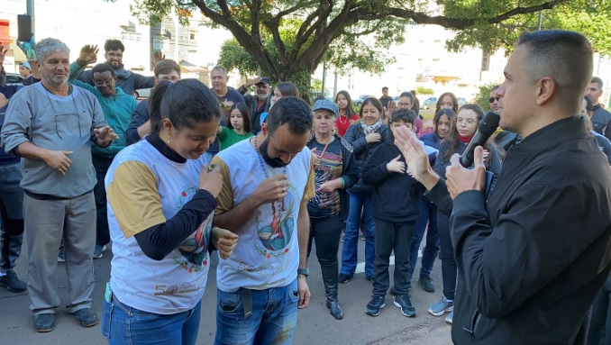 Caminhada de fé de casal, rendeu até pedido de casamento em tapete de Corpus Christi