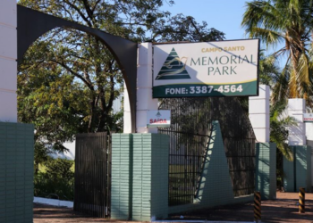 Família e amigos se despedem de influencer em velório nesta manhã em Campo Grande