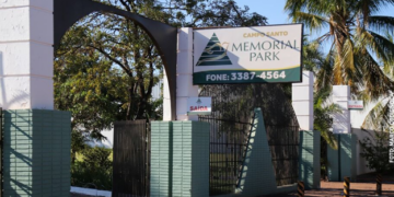 Família e amigos se despedem de influencer em velório nesta manhã em Campo Grande