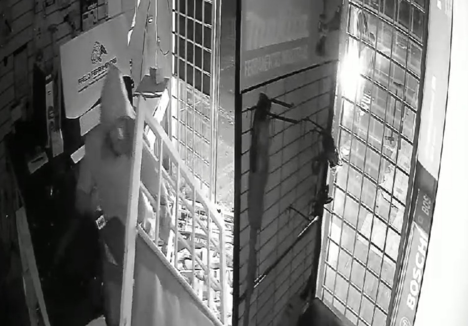 Vídeo: ladrões dão ré em carro e arrombam loja de ferramentas aberta há um mês