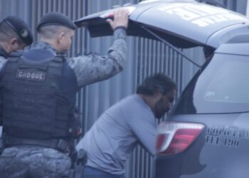 Vídeo: Choque prende suspeito de m*tar corretora; suspeita de envolvimento também foi ouvida