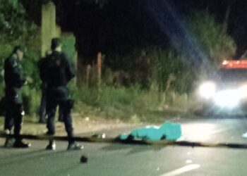 Mulher m*rre e dois ficam gravemente feridos em batida de motos na rua da Divisão 