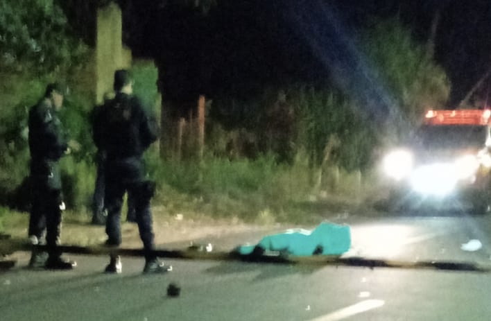 Mulher m*rre e dois ficam gravemente feridos em batida de motos na rua da Divisão 