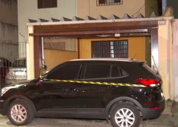 Adolescente mata pai, mãe e irmã a tiros dentro de casa