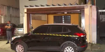 Adolescente mata pai, mãe e irmã a tiros dentro de casa