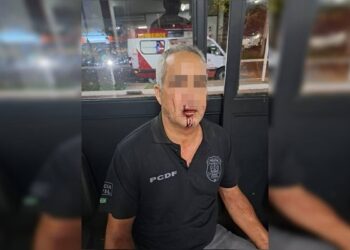Homem entra em delegacia golpeia policial e faz ameaças