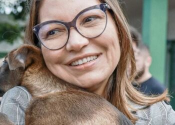 Vídeo: com Lula, Janja visita Rio Grande do Sul e adota doguinha “Esperança”