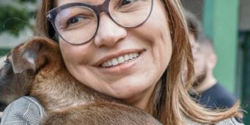 Vídeo: com Lula, Janja visita Rio Grande do Sul e adota doguinha “Esperança”