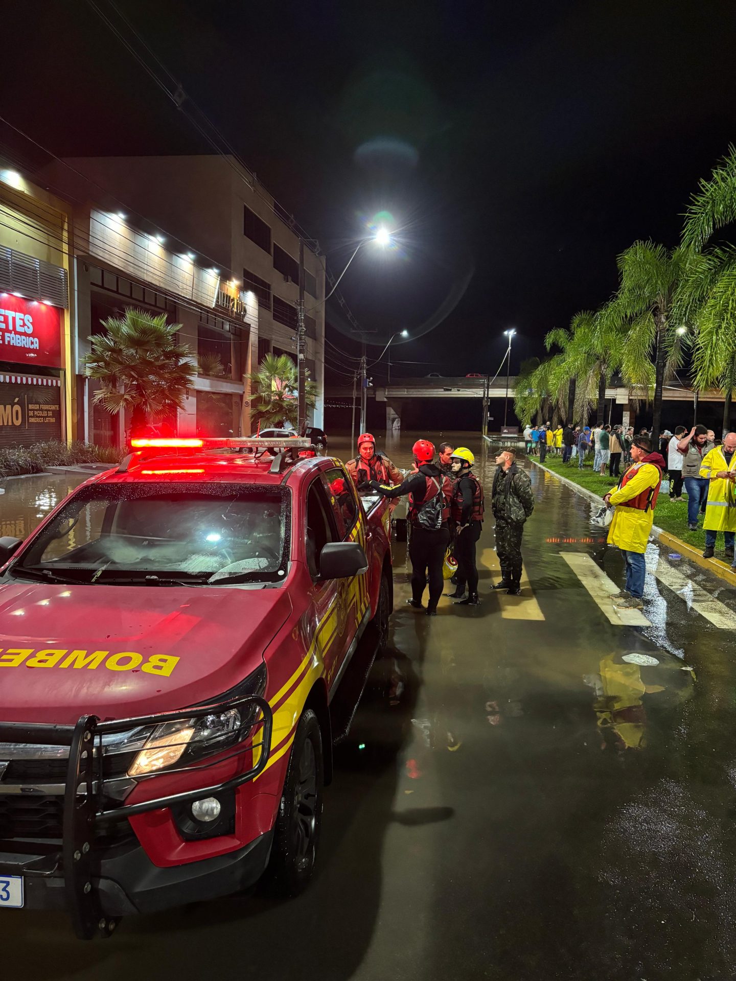 Bombeiros de MS realizam resgate de mais de 900 pessoas e 200 animais em RS