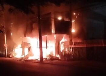 Vídeo: fogo destrói depósito de supermercado no São Jorge da Lagoa 