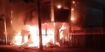Vídeo: fogo destrói depósito de supermercado no São Jorge da Lagoa 
