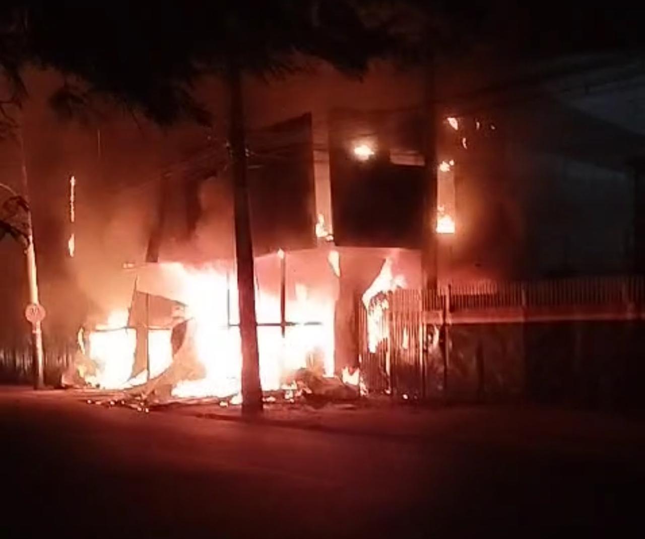 Vídeo: fogo destrói depósito de supermercado no São Jorge da Lagoa 