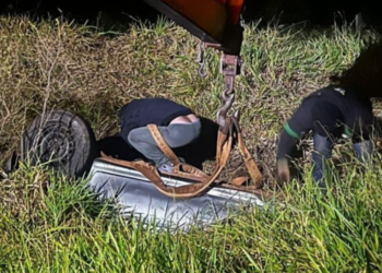 Traficante capota carro lotado de maconha durante fuga da polícia em Ponta Porã 