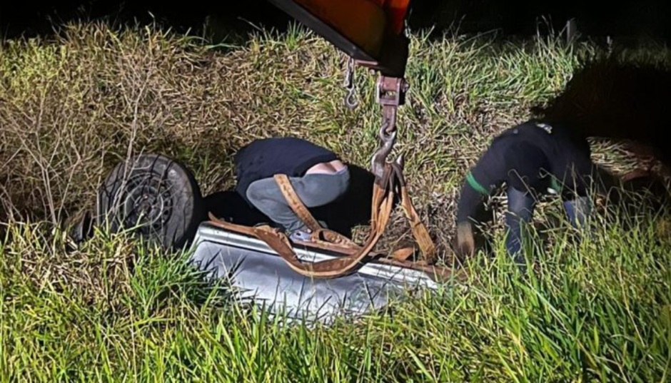 Traficante capota carro lotado de maconha durante fuga da polícia em Ponta Porã 