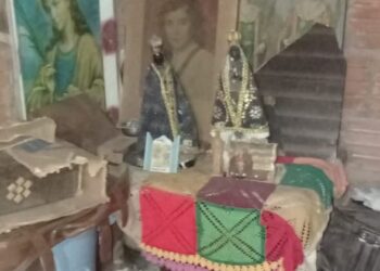 Homem é preso por deixar mãe de 78 anos em trancada em casa em situação insalubre