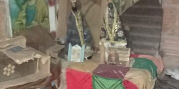 Homem é preso por deixar mãe de 78 anos em trancada em casa em situação insalubre