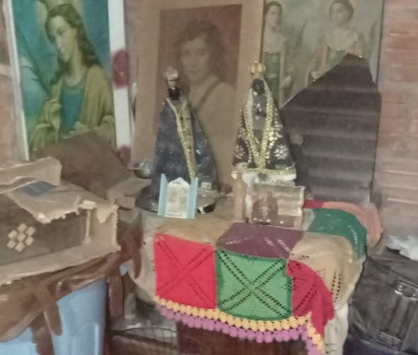 Homem é preso por deixar mãe de 78 anos em trancada em casa em situação insalubre