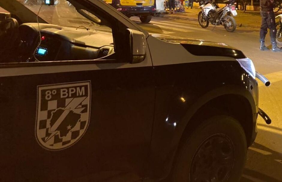 Adolescente furta  carro e é flagrado pela PM na rua em Dourados