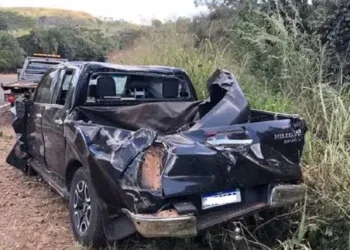 Motorista capota caminhonete em Paraíso das Águas ao tentar desviar de cachorro na estrada