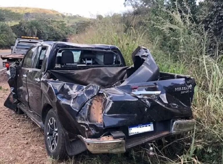 Motorista capota caminhonete em Paraíso das Águas ao tentar desviar de cachorro na estrada