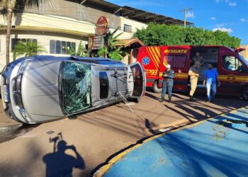 Tracker fura preferencial e faz carro com criança capotar no Chácara Cachoeira