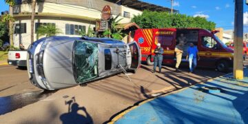 Tracker fura preferencial e faz carro com criança capotar no Chácara Cachoeira